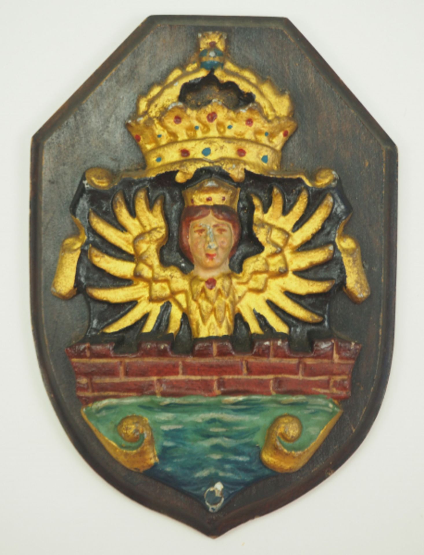 Schul-Kreuzer Emden III - Bugwappen.Plastisch geformtes Wappen der Hansestadt Emden, das dem Kreuzer