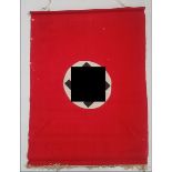 NSDAP: Podiumsbehang.Tuch, Swastika und Kreis aufgenäht, mit Fransenbehang.Ca. 69 x 50 cm.Zustand: