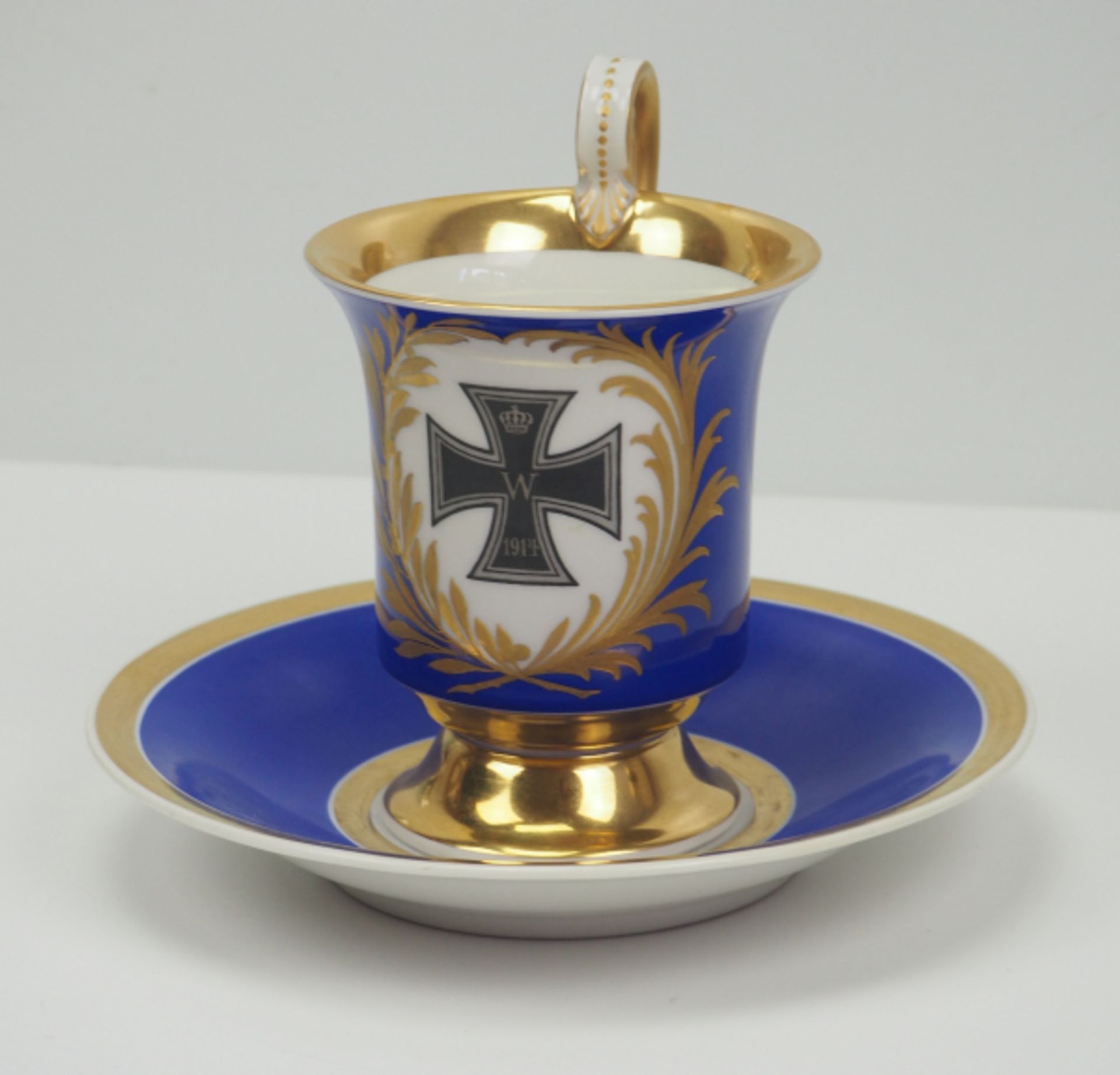 KPM EK-Tasse mit Unterteller.Weißes Porzellan, mit goldenem Rand und Fuß, die Außenwandung blau, mit - Bild 2 aus 4