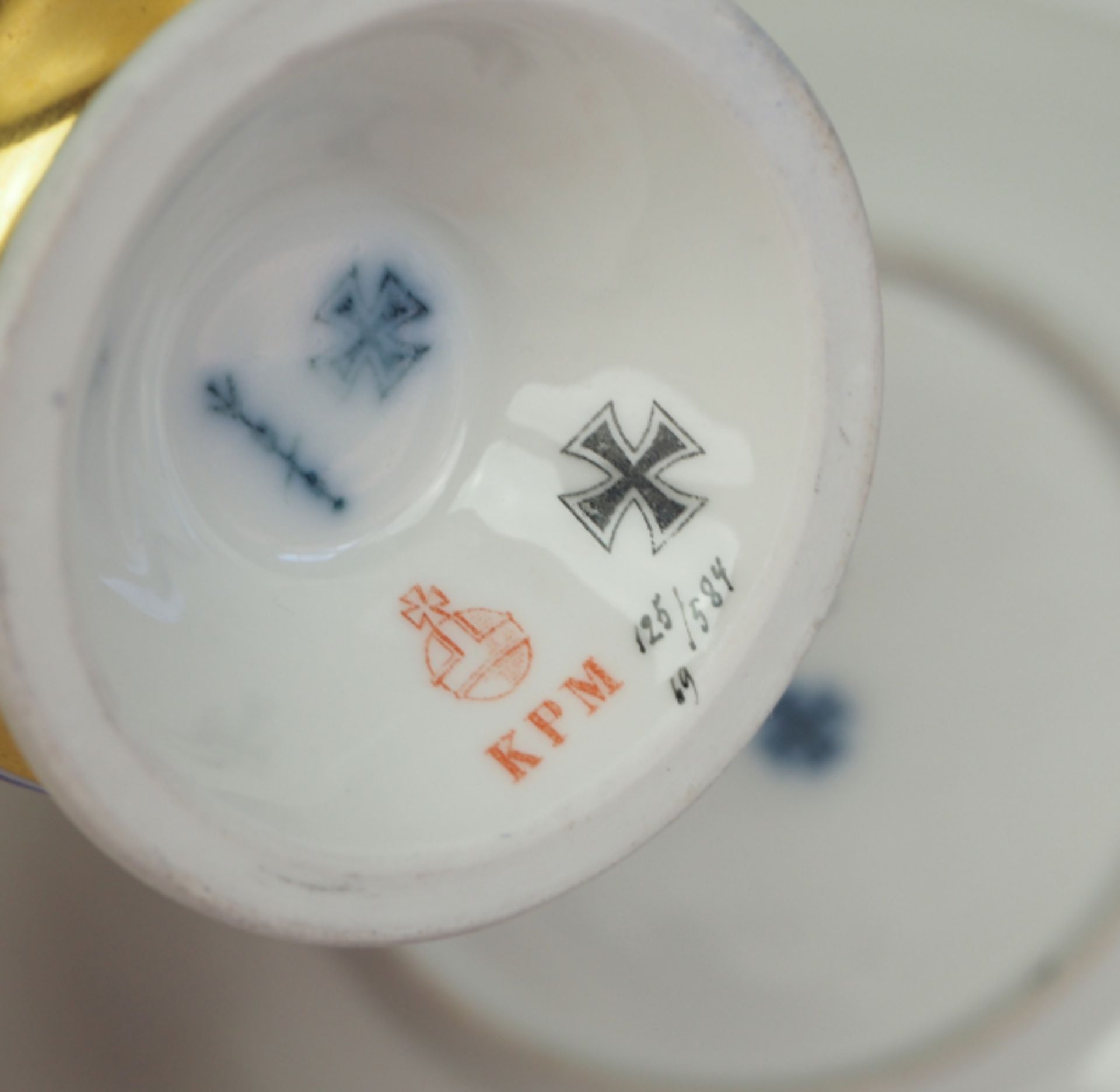 KPM EK-Tasse mit Unterteller.Weißes Porzellan, mit goldenem Rand und Fuß, die Außenwandung blau, mit - Bild 4 aus 4