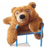 Steiff - Großer Teddybär.Großer brauner Teddybär, in gutem Zustand mit Knopf im Ohr.Zustand: II