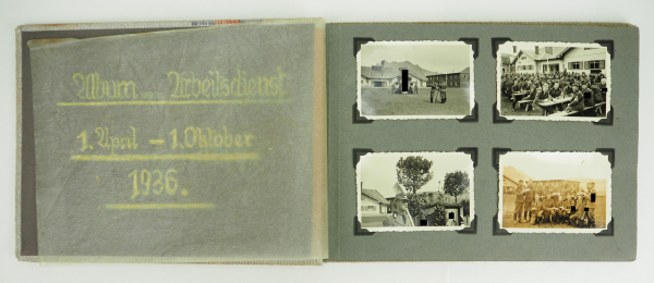 RAD: Fotoalbum 1936.Leineneinband, mit aufgelegtem Mützenabzeichen, 19 Fotos, Motive: Lagerleben, - Image 2 of 3