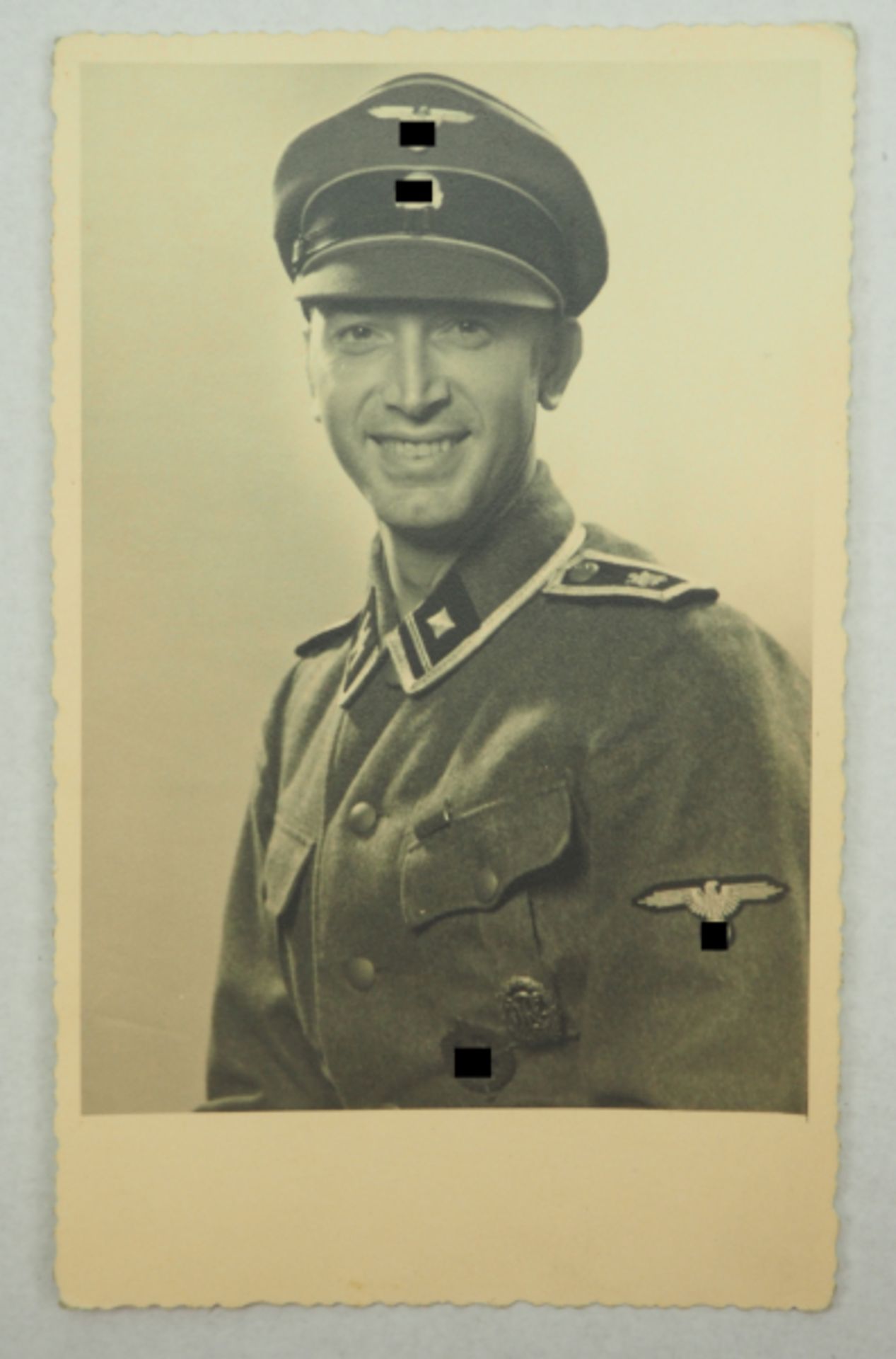 Studioporträt eines Unteroffiziers der Leibstandarte Adolf Hitler.Porträt in Uniform.Zustand: II