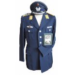 Luftwaffe: Uniform eines Oberst im Stabsdienst.1.) Schirmmütze, 2.) Uniformjacke, 3.) Foto.