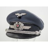 Luftwaffe: Schirmmütze für Offiziere.Luftwaffenblaues Tuch, schwarzer Bund, silberner Vorstoß,