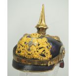 Bayern: Pickelhaube für Reserve-Offiziere.Schwarzer Lederkorpus, goldene Beschläge, Wappenschild mit