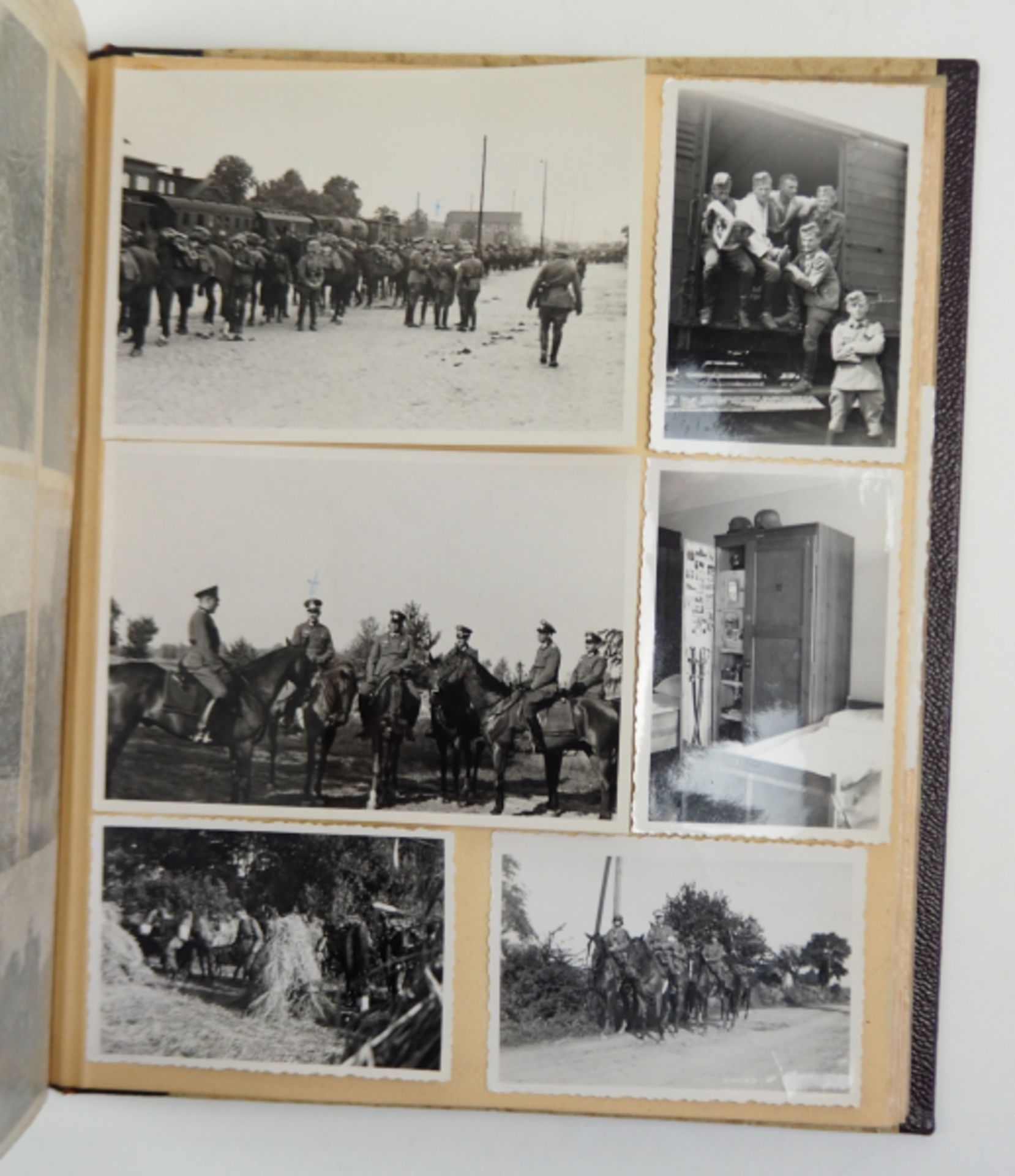 Wehrmacht: Fotoalbum eines langgedienten Offiziers.Halbledereinband, der Adler entnazifiziert, mit - Image 2 of 5