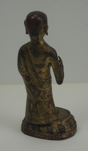 Figur eines buddhistischen Mönch.Bronze mit Vergoldung, die Lothusblüte die er in der Hand hält - Image 3 of 4