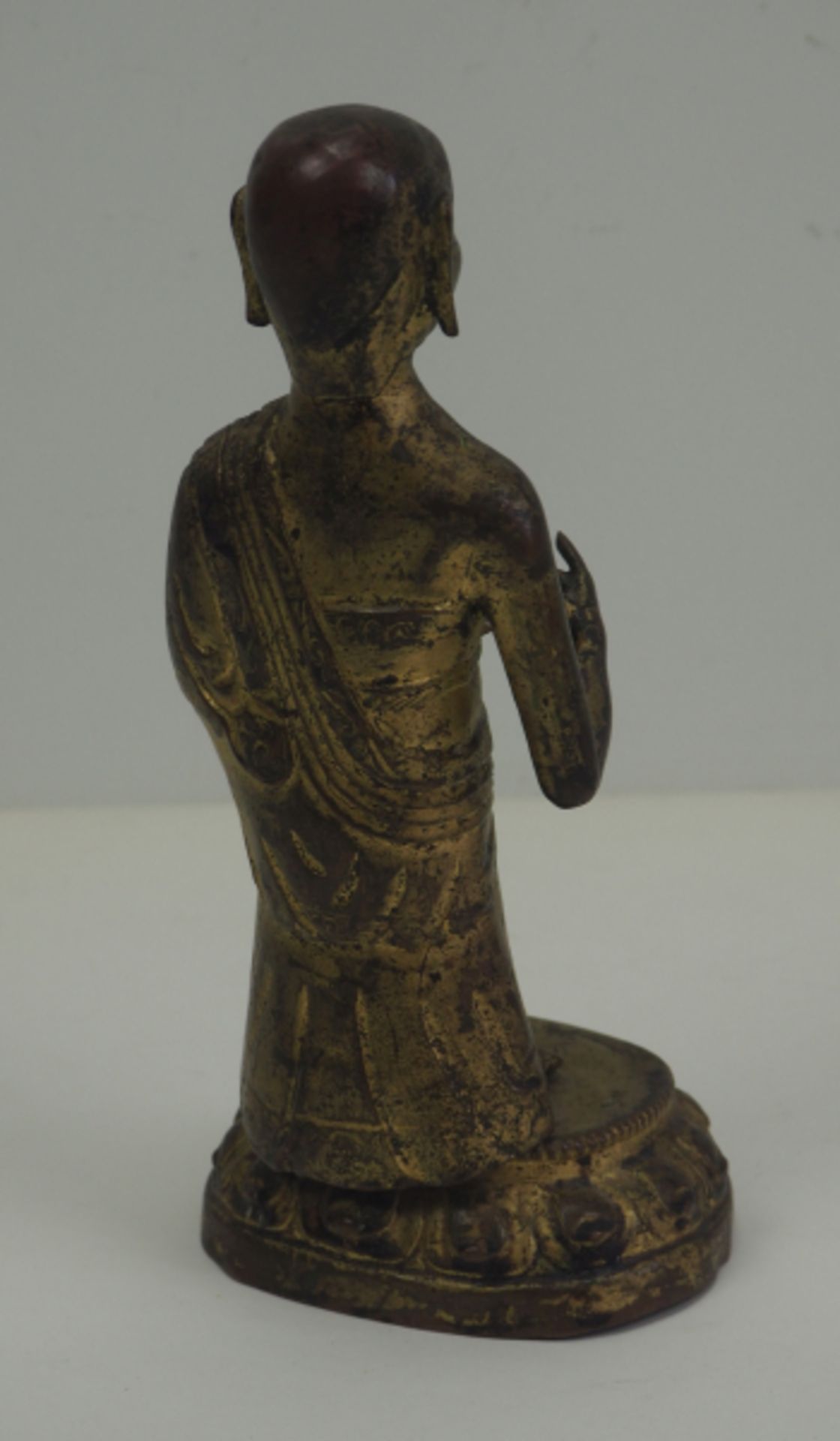 Figur eines buddhistischen Mönch.Bronze mit Vergoldung, die Lothusblüte die er in der Hand hält - Bild 3 aus 4