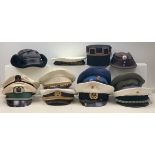 International: Sammlung Kopfbedeckungen.Diverse, u.a. Polizei, Militär, Bergbau etc.Zustand: II