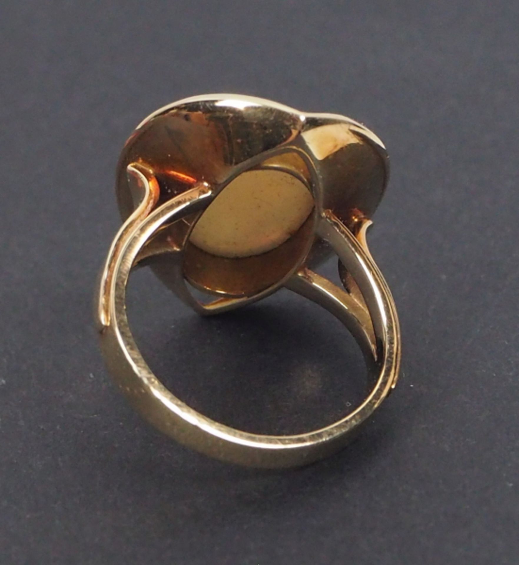 Opalring mit Gold Fassung.Gold, 585 in der Ringschiene gepunzt, mit großem Opal.Zustand: I-II - Bild 4 aus 4