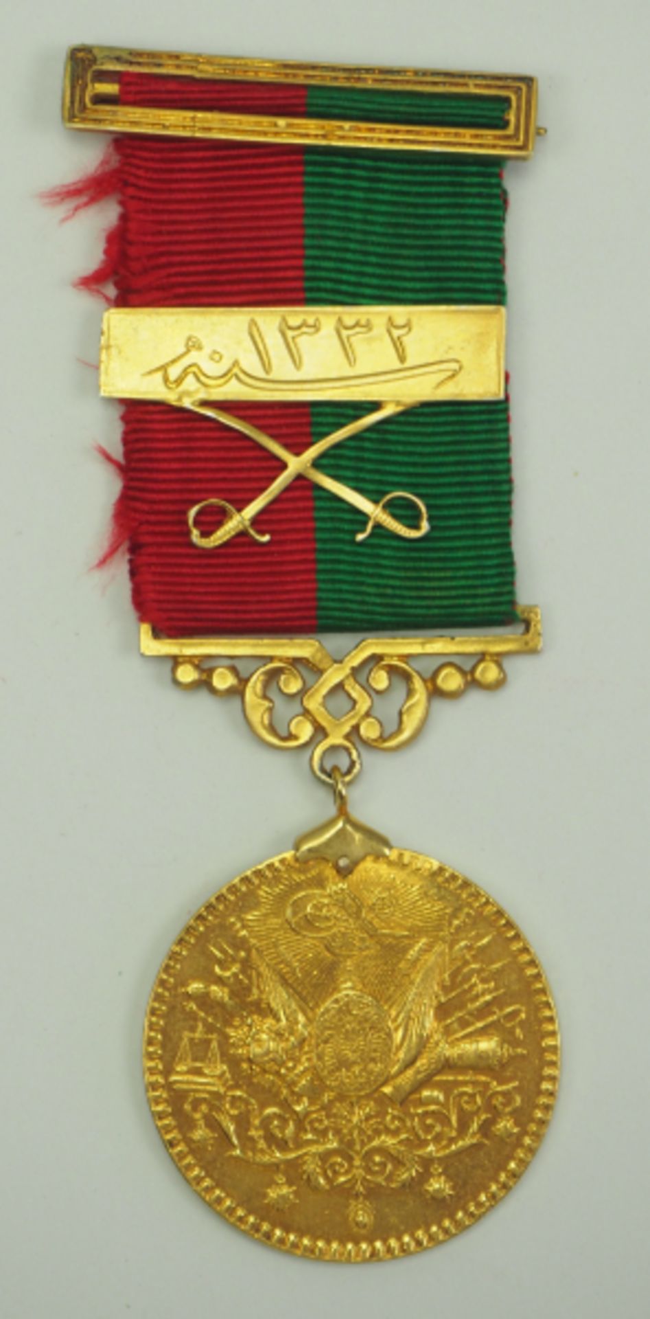 Türkei: Imtiyaz-Medaille, in Gold, mit Säbel- und Datumsspange des Mustafa Raschid Pascha.Gold,