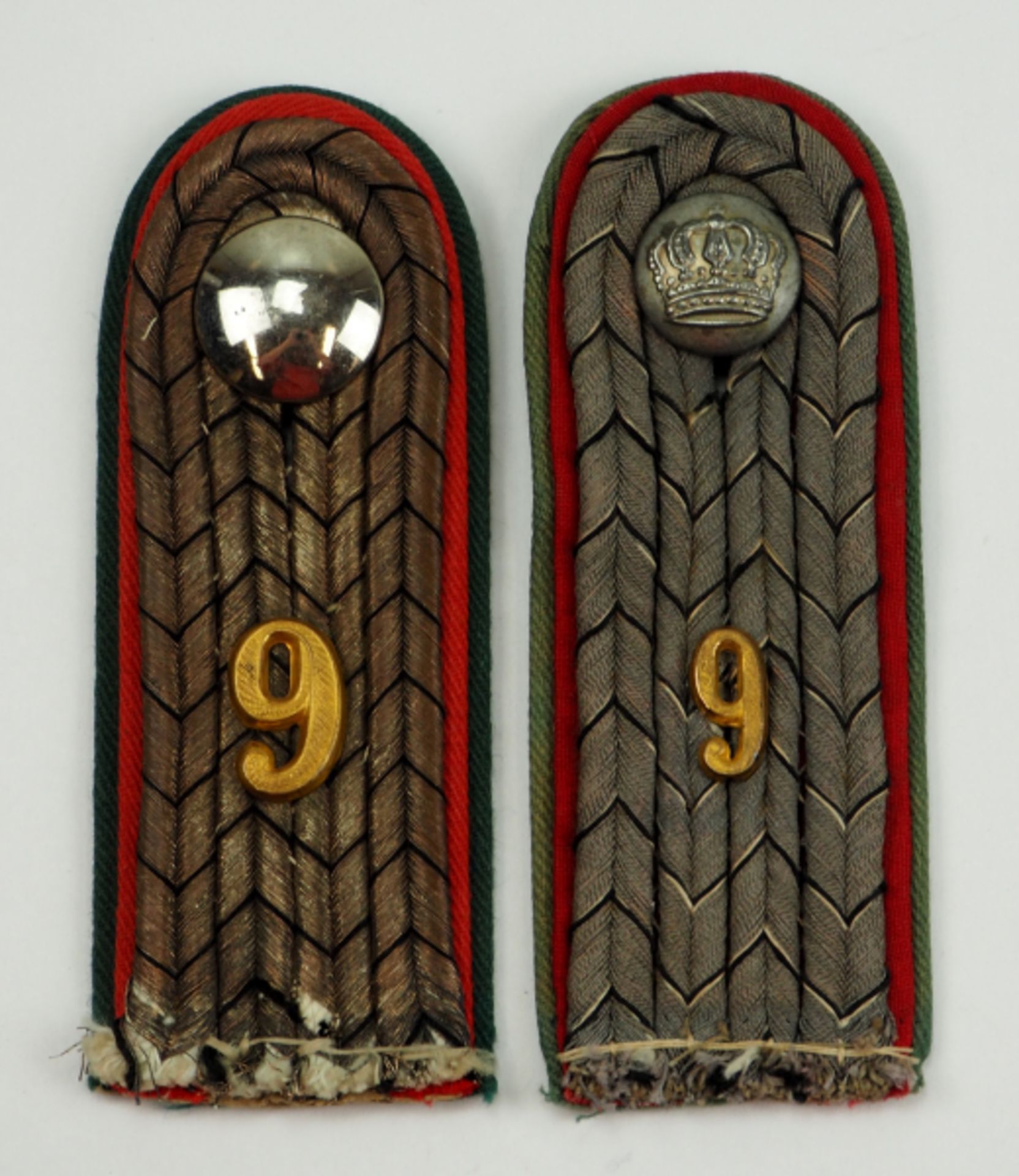 Preussen: Zwei Achselstücke für einen Leutnant des Jäger Regiment zu Pferde Nr. 9.Silber bzw.