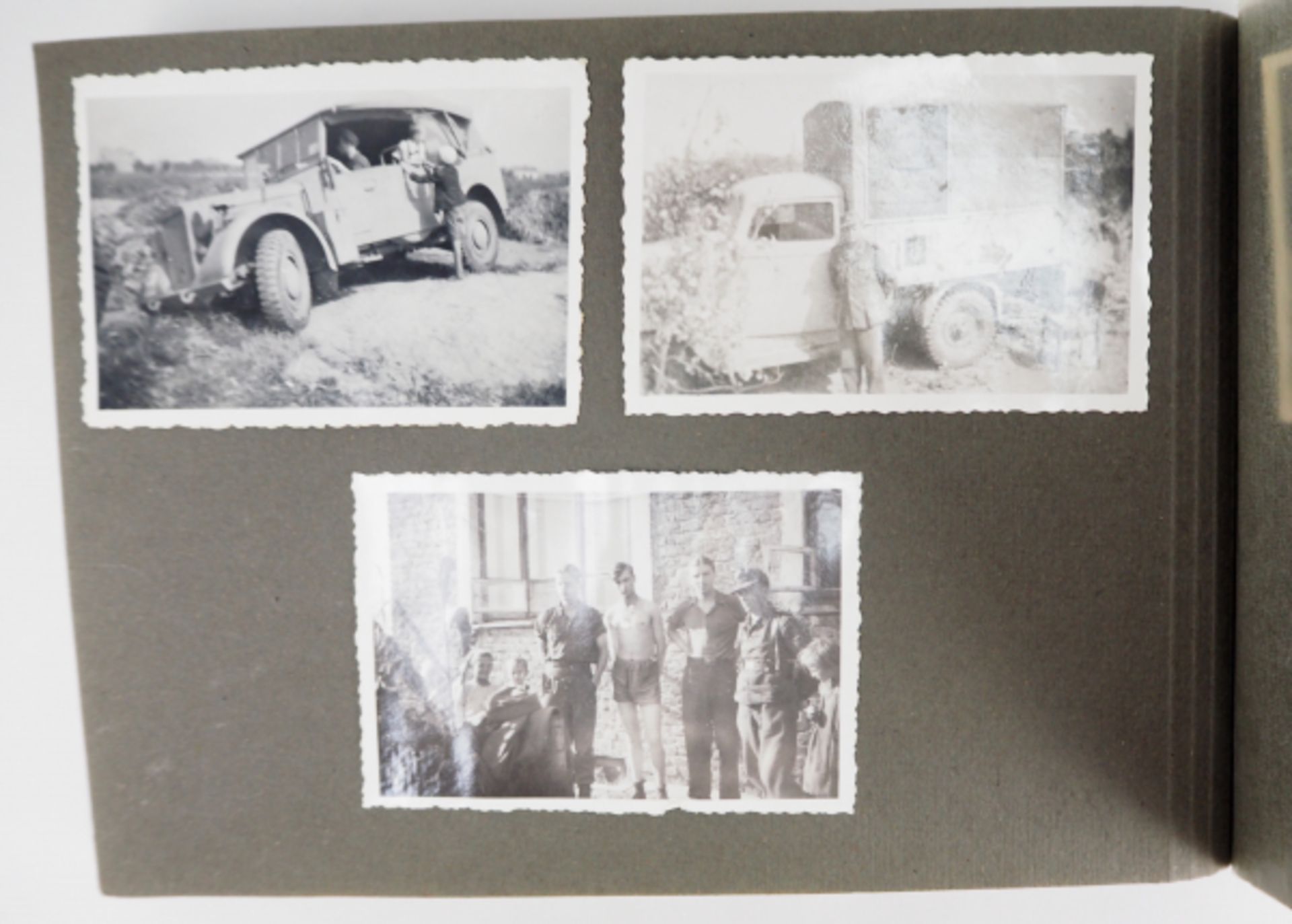 Wehrmacht: Fotoalbum Ostfront.Einband mit aufgelegter Blume, 60 Fotos und 33 PKs, ausführlich - Image 6 of 7