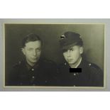 Foto zweier Brüder - Wehrmacht / SS.Je in Uniform, PK-Foto.Zustand: II