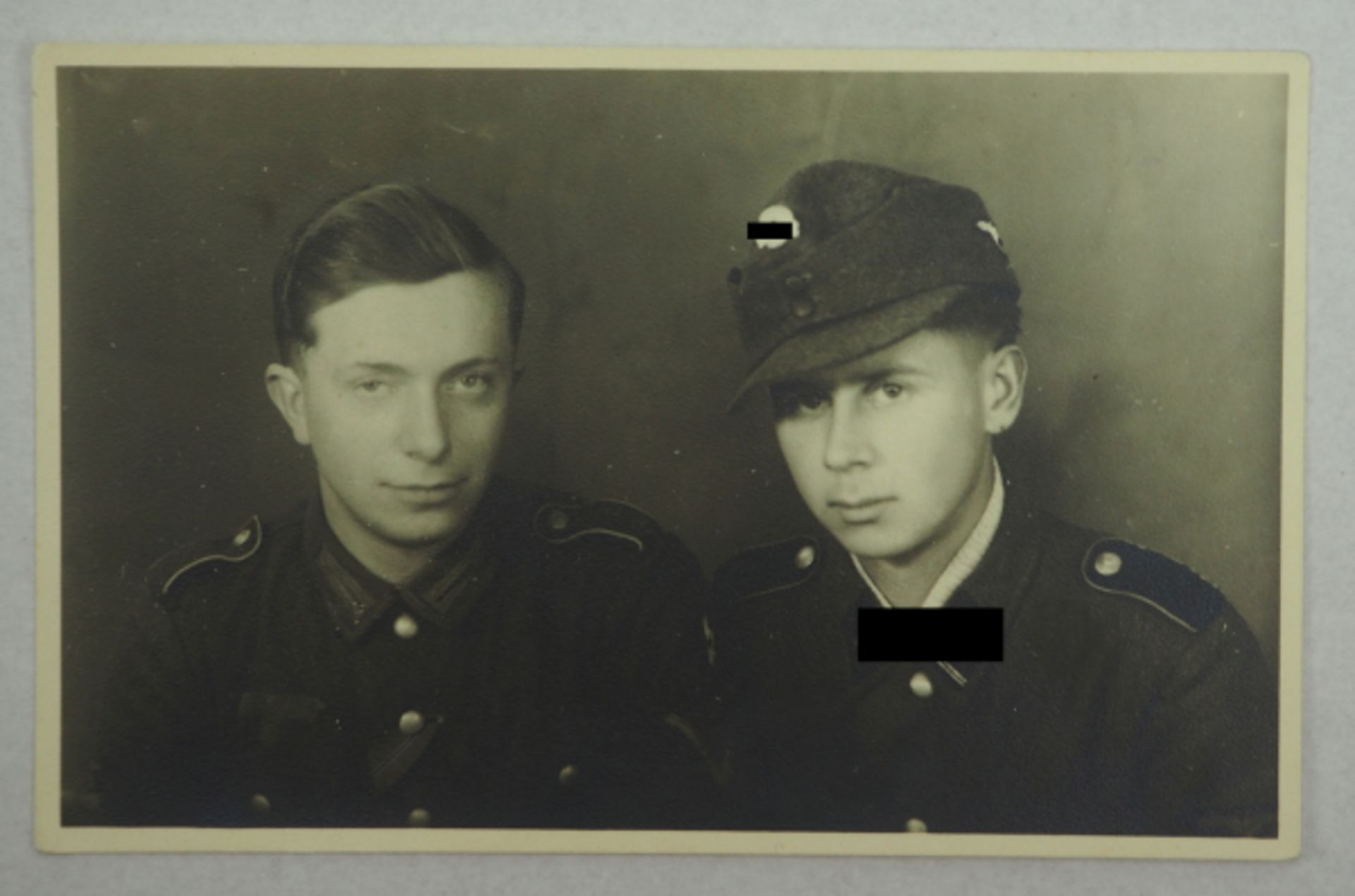 Foto zweier Brüder - Wehrmacht / SS.Je in Uniform, PK-Foto.Zustand: II