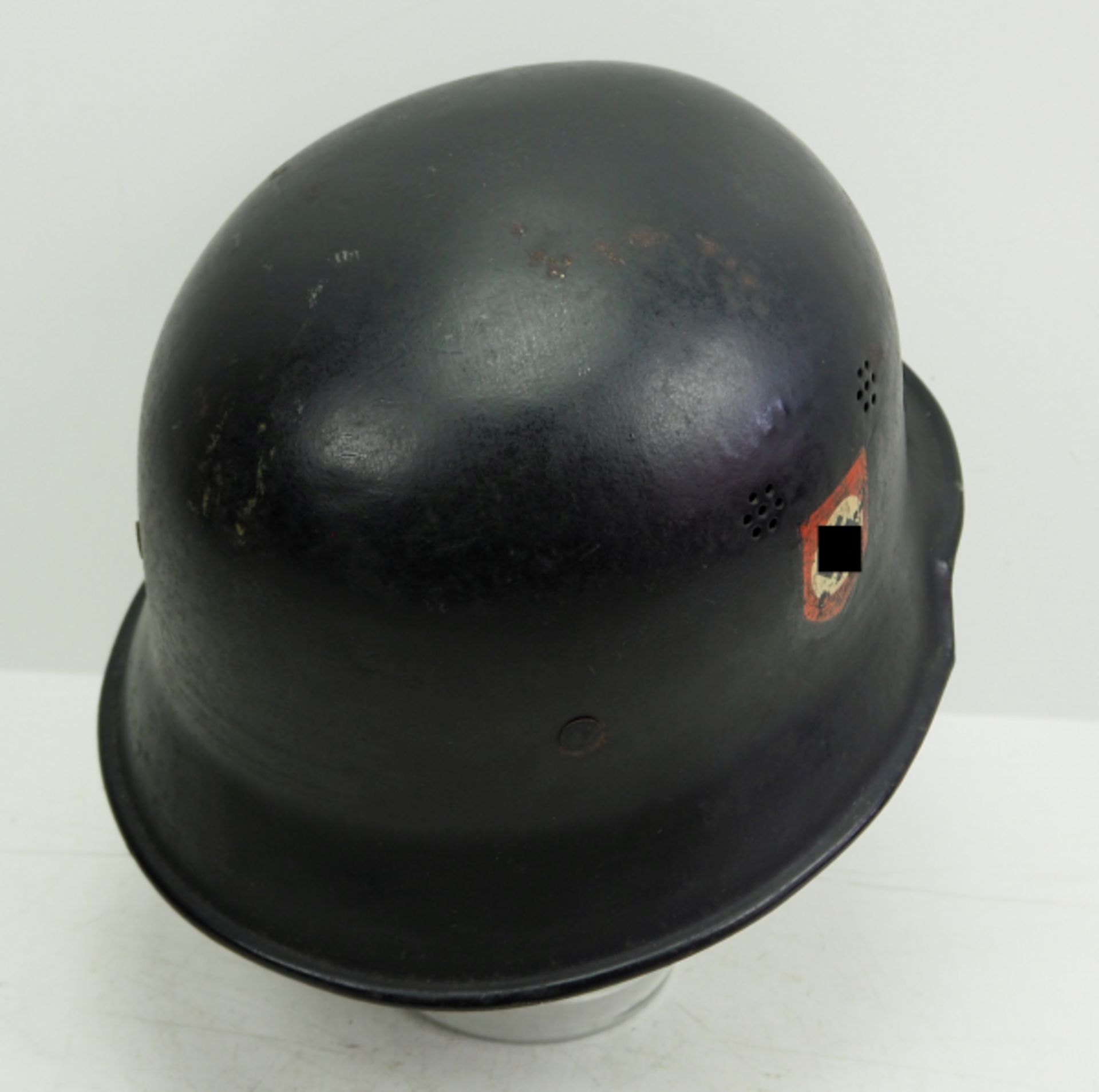 Feuerlöschpolizei: Helm.Schwarz lackierter Helm, das Polizei-Emblem zu ca. 75% erhalten, das - Image 5 of 6