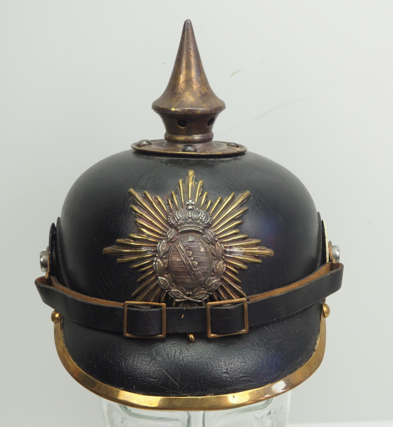 Sachsen: Pickelhaube für Mannschaften.Schwarzer Lederkorpus, goldener Sternbeschlag mit silbernem - Image 2 of 5