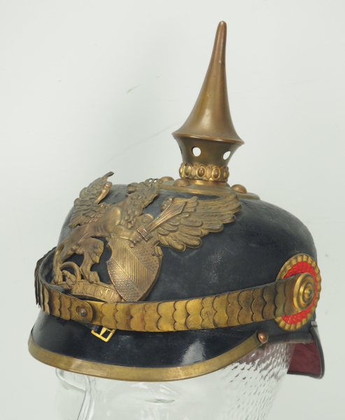 Baden: Pickelhaube für Unteroffiziere der Infanterie.Schwarzer Lederkorpus, neben dem Teller