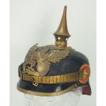 Baden: Pickelhaube für Unteroffiziere der Infanterie.Schwarzer Lederkorpus, neben dem Teller