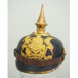 Württemberg: Pickelhaube für einen Einjährig-Freiwilligen der Infanterie.Schwarzer Lederkorpus,