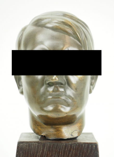 Adolf Hitler Büste.Bronze, auf dunkelm Holzsockel, Befestigung repariert.Höhe ges. ca.: 20 cm. - Image 2 of 3