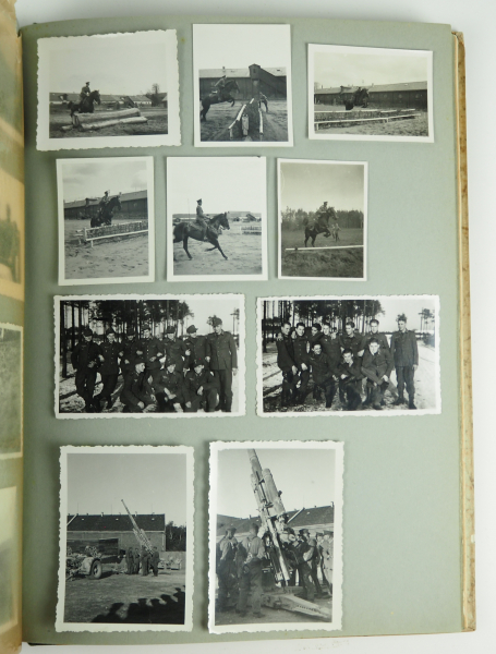 Wehrmacht: Fotoalbum.Geprägter Einband, 141 Fotos, diverse Formate, Motive: Lagerleben, Übung, - Image 3 of 4