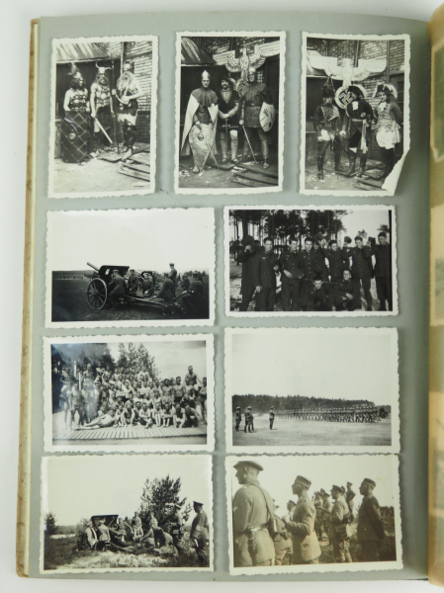 Wehrmacht: Fotoalbum.Geprägter Einband, 141 Fotos, diverse Formate, Motive: Lagerleben, Übung, - Image 4 of 4