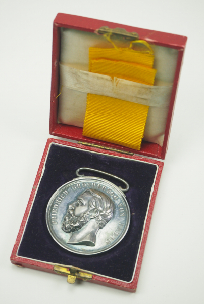 Baden: Silberne Verdienstmedaille, Großherzog Friedrich, im Etui.Silber, im roten Verleihungsetui