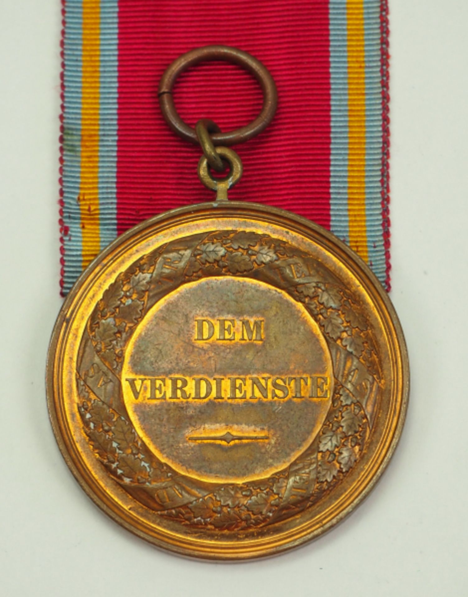Mecklenburg-Schwerin: Bronzene Verdienstmedaille (1872-1918).Bronze, dazu Bandstück.Zustand: II - Bild 2 aus 2