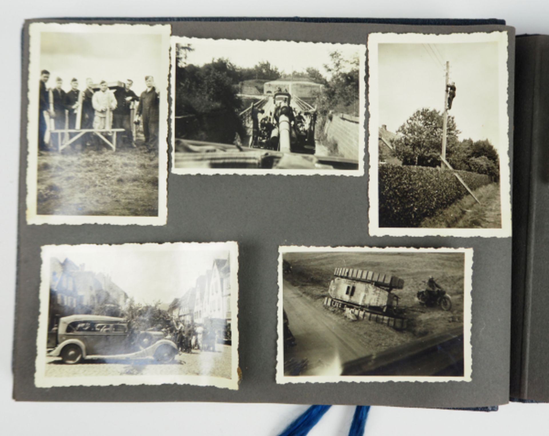 Luftwaffe: Fotoalbum eines Flak-Soldaten.Blauer Einband mit goldener Deckelprägung, 166 Fotos, - Image 5 of 9