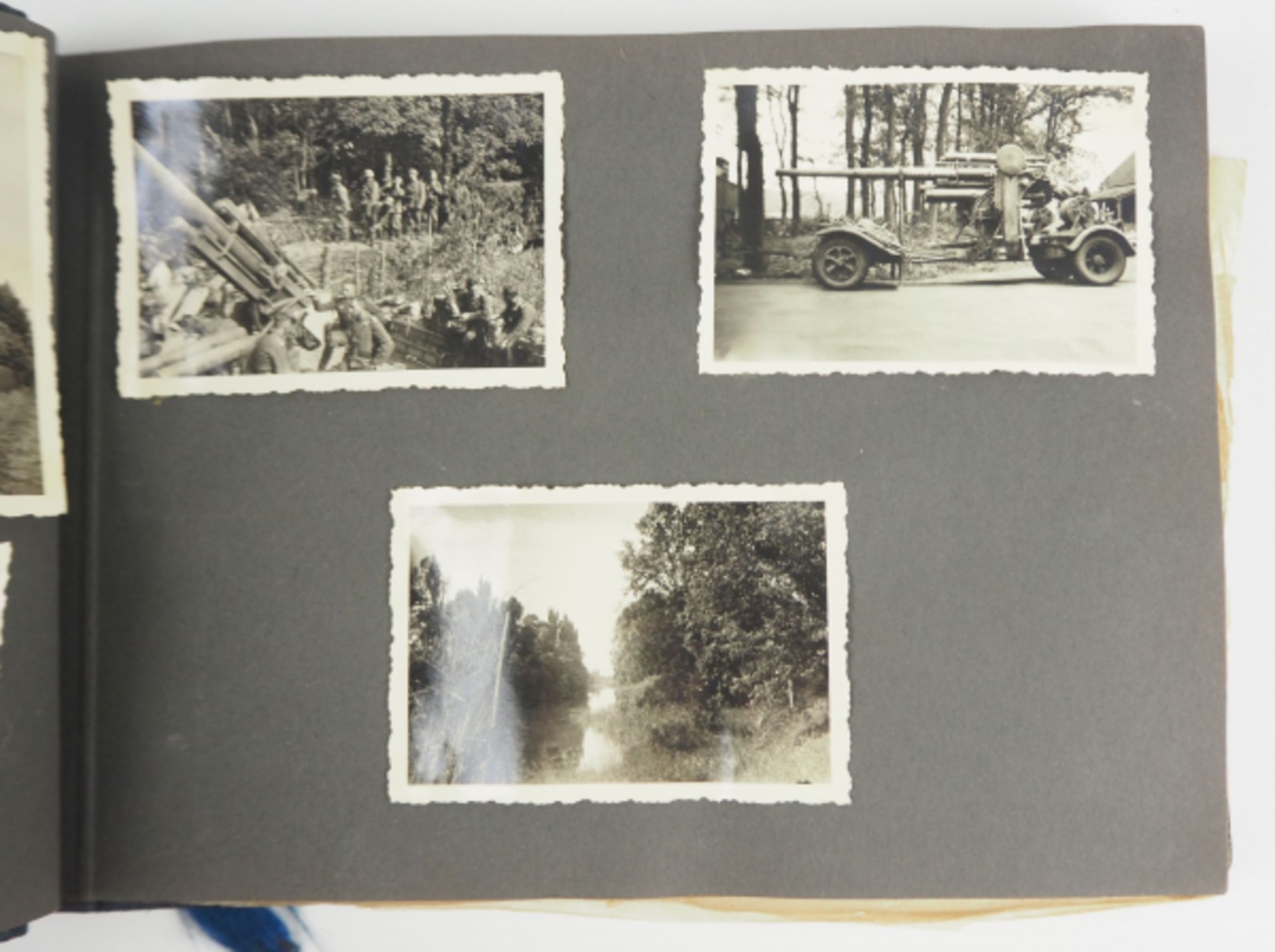 Luftwaffe: Fotoalbum eines Flak-Soldaten.Blauer Einband mit goldener Deckelprägung, 166 Fotos, - Image 6 of 9