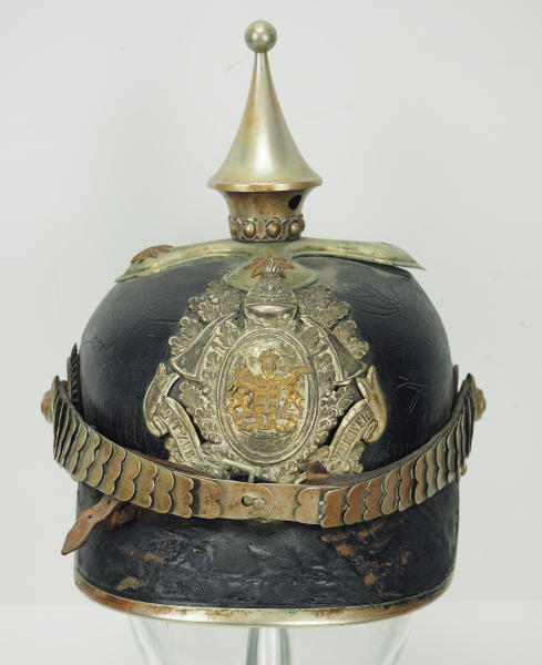 Württemberg: Feuerwehr Pickelhaube für Kommandanten.Schwarze Lederglocke, silberne Beschläge, , - Image 2 of 6