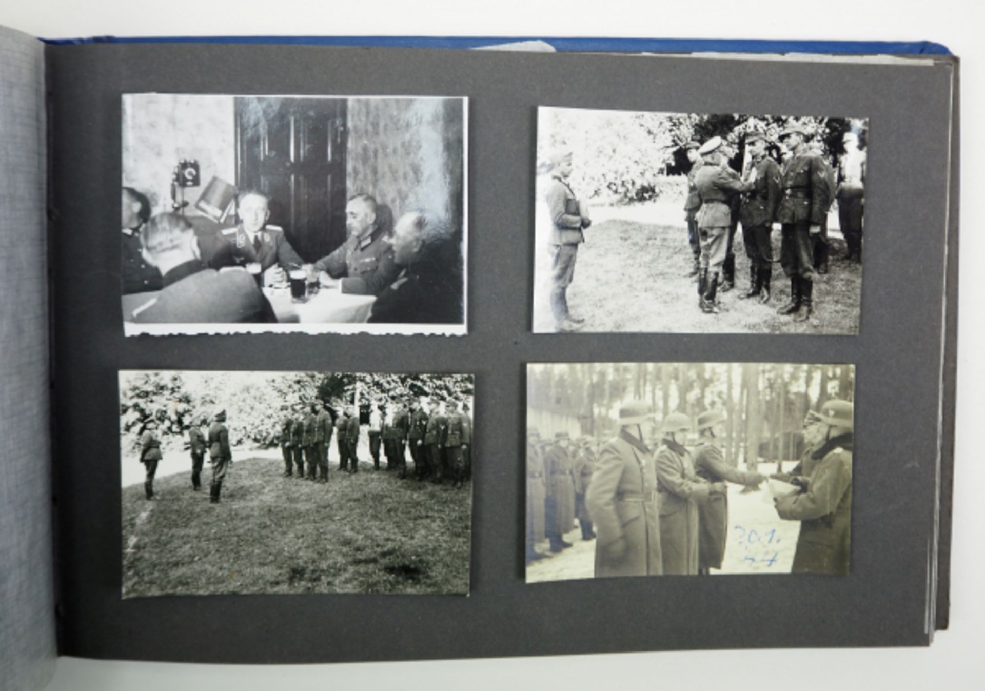 Wehrmacht: Fotoalbum.Blauer Einband, 76 Fotos, weinige Fehlfotos, diverse Formate, Motive: