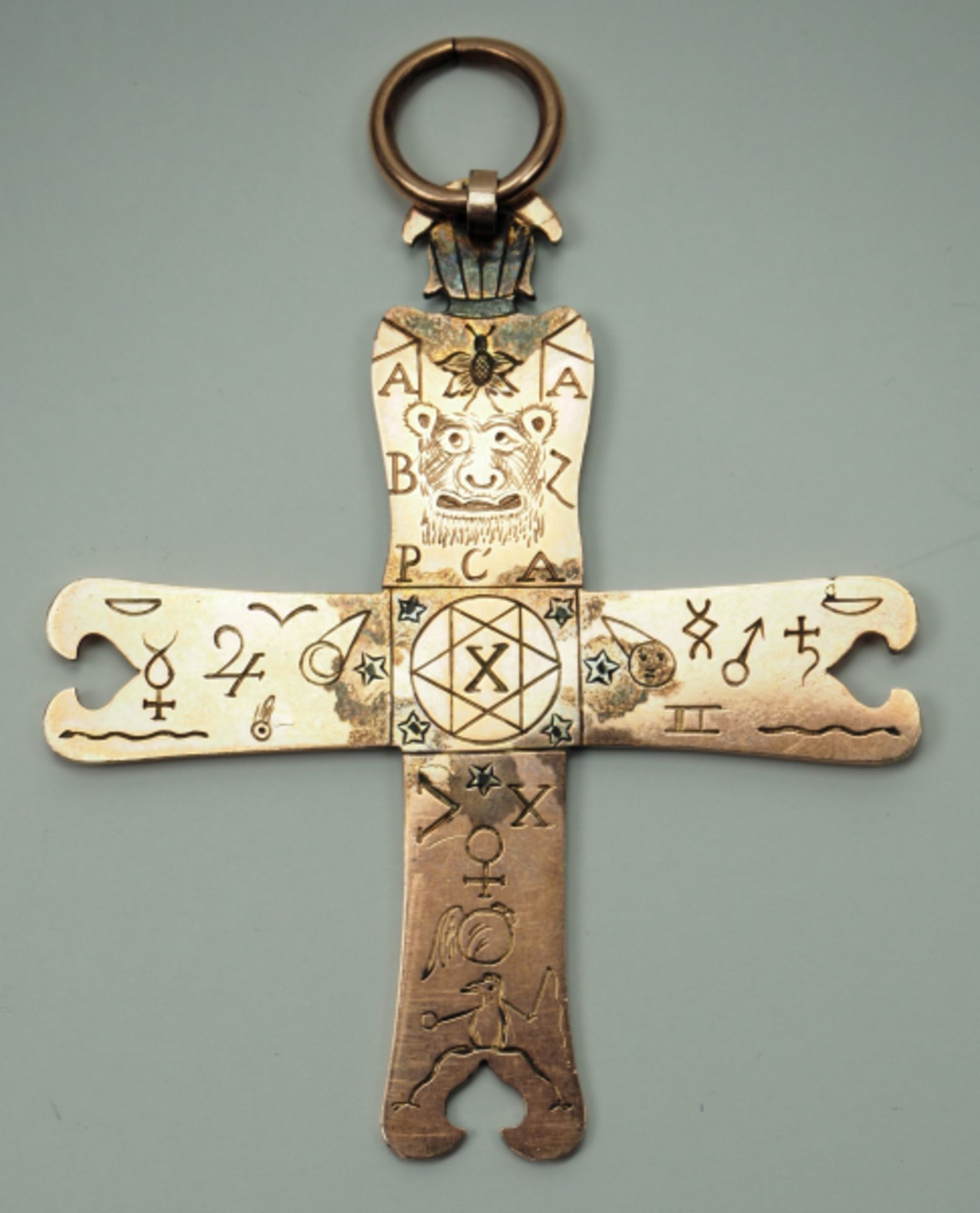International: Okkultes Kreuz.Gold, teilweie emailliert, der obere Kreuzarm mit figürlicher Auflage, - Bild 3 aus 3
