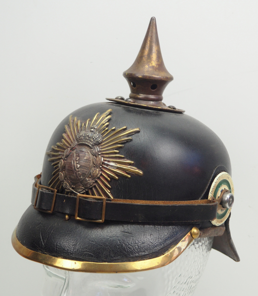 Sachsen: Pickelhaube für Mannschaften.Schwarzer Lederkorpus, goldener Sternbeschlag mit silbernem