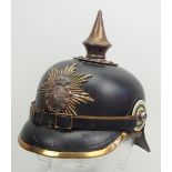 Sachsen: Pickelhaube für Mannschaften.Schwarzer Lederkorpus, goldener Sternbeschlag mit silbernem