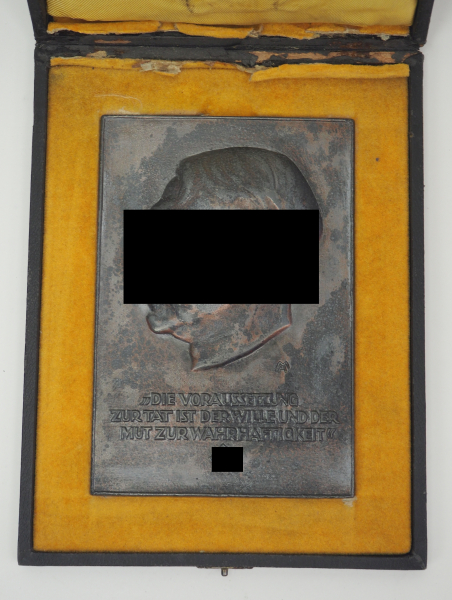 MM: Adolf Hitler Plakette, im Etui.Zinkguss geschwärzt, Seitenasicht des Profils, Signatur MM, mit - Image 2 of 3