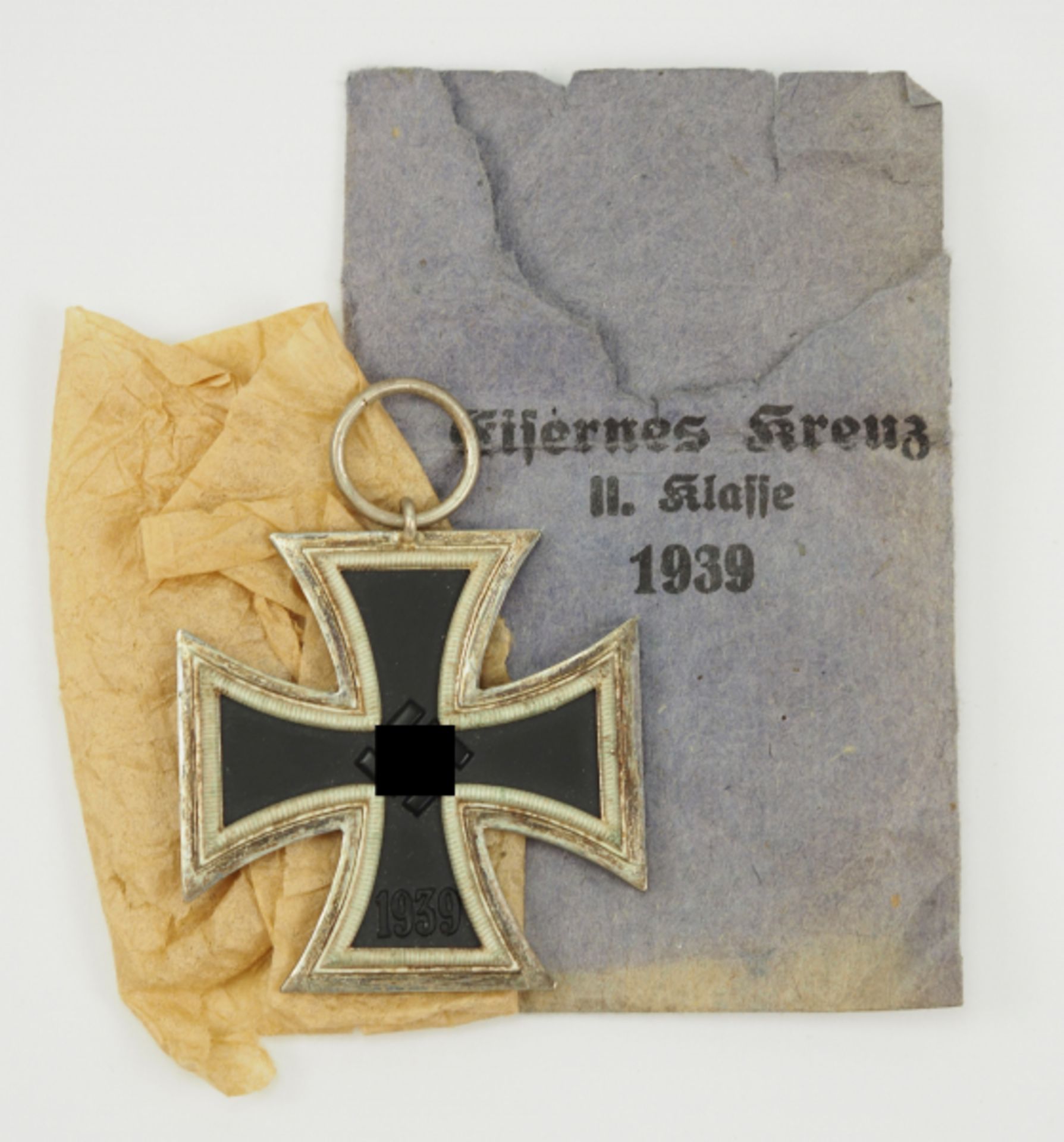 Eisernes Kreuz, 1939, 2. Klasse, in Tüte.Geschwärzter Eisenkern, silberne Zarge, polierte Kanten, in