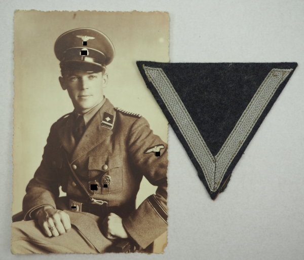 Studioaufnahme eines SS-Scharführers.Kniestück in Uniform, dazu Winkel.Zustand: II