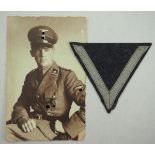 Studioaufnahme eines SS-Scharführers.Kniestück in Uniform, dazu Winkel.Zustand: II