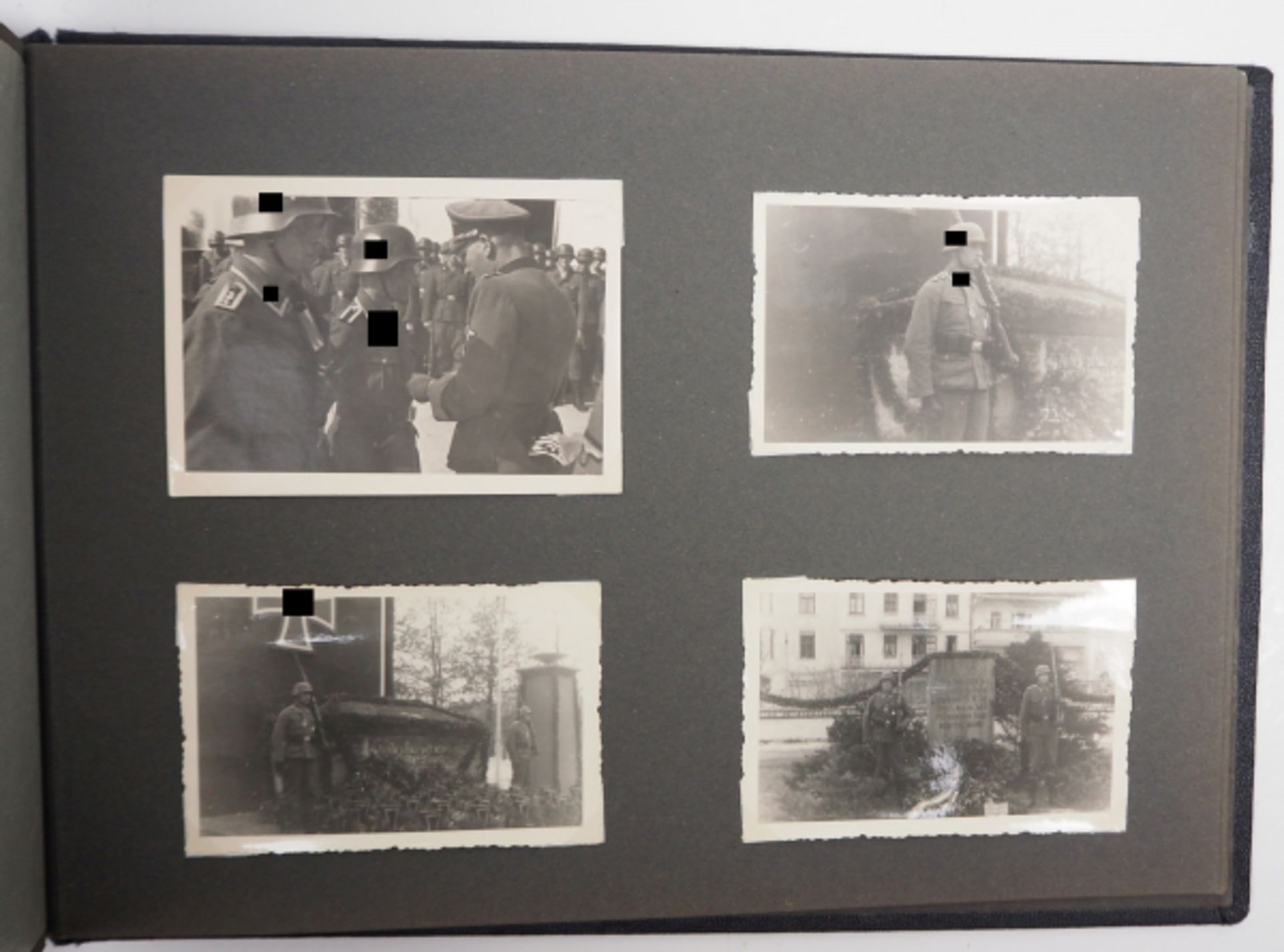 Fotoalbum eines Angehörigen der Leibstandarte Adolf Hitler.Schwarzer Einband mit silberner - Image 2 of 7