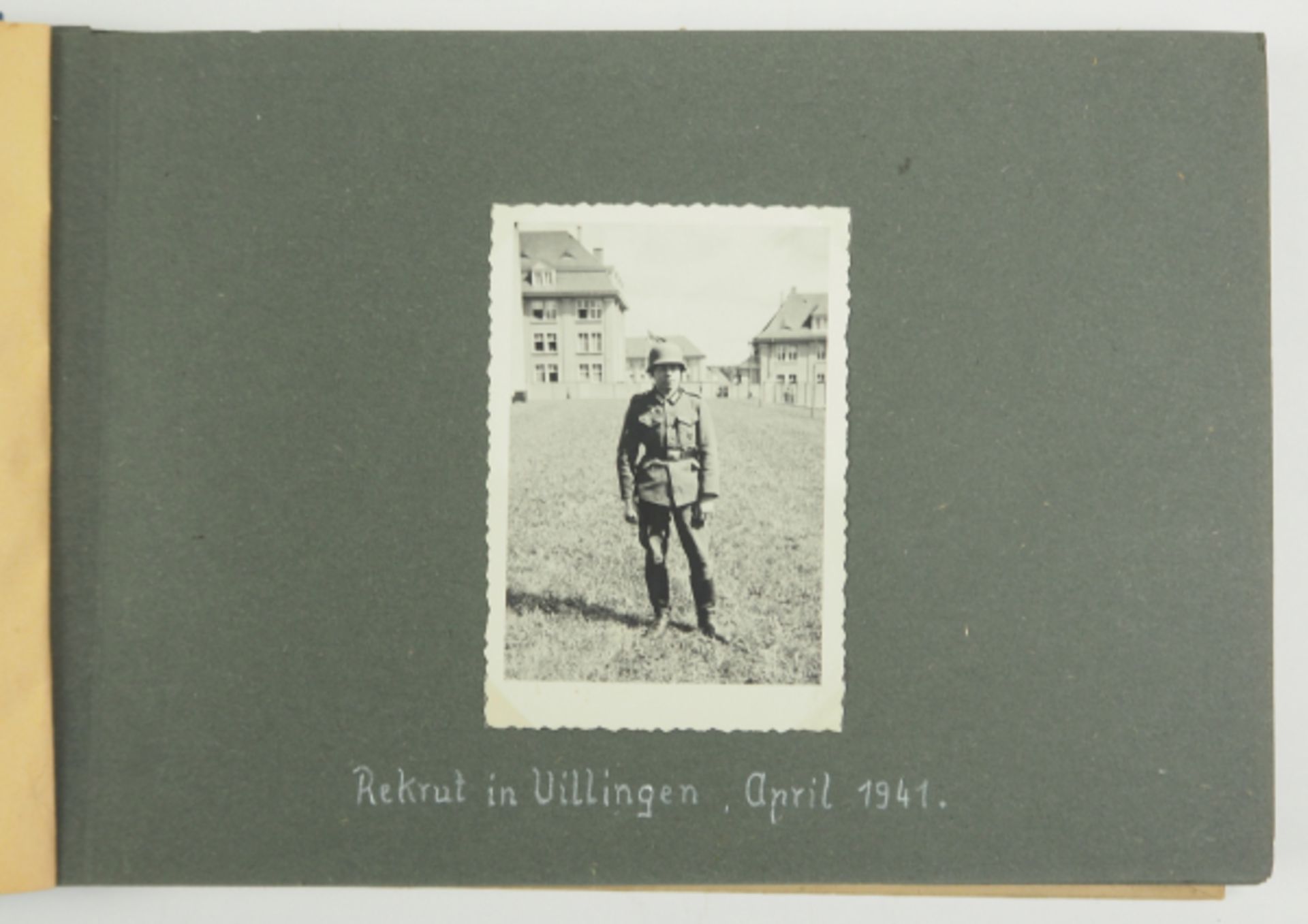 Wehrmacht: Fotoalbum eines Angehörigen der s.s.Artillerie-Abteilung 607.Kartonageeinband, 74