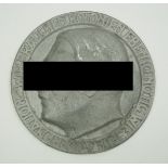 Adolf Hitler Plakette.Aluminium Guss, Porträt im Profil, mit Umschrift "WIR BRAUCHEN KOLONIEN EBENSO