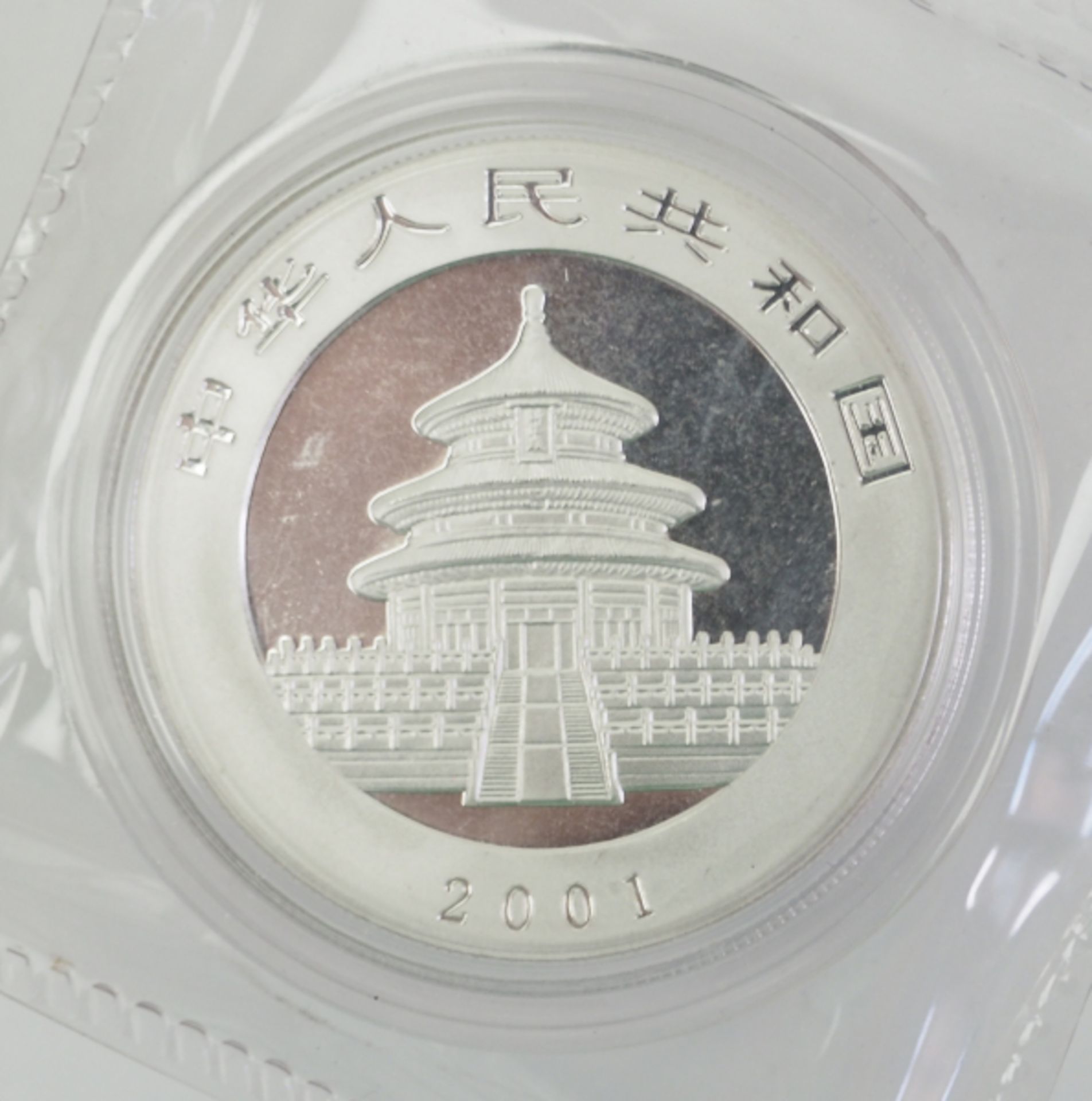 China: 10 Yuan - 1 Oz Silber, Panda 2001.Silber, in Kapsel, eingeschweist.Zustand: I - Bild 2 aus 2