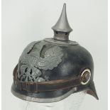 Preussen: Pickelhaube für Mannschaften der Infanterie.Schwarzer Lederkorpus, gedunkelte Beschläge