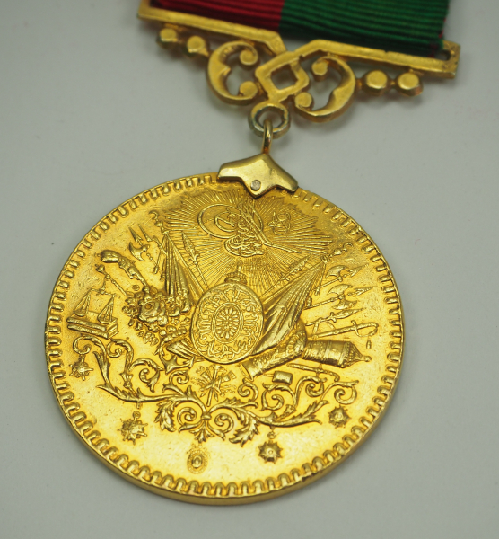 Türkei: Imtiyaz-Medaille, in Gold, mit Säbel- und Datumsspange des Mustafa Raschid Pascha.Gold, - Image 2 of 5