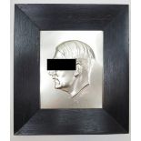 Adolf Hitler Plakette.Versilberte Plakette mit Porträt in Seitenansicht, schwarzer Holzrahmen.30 x