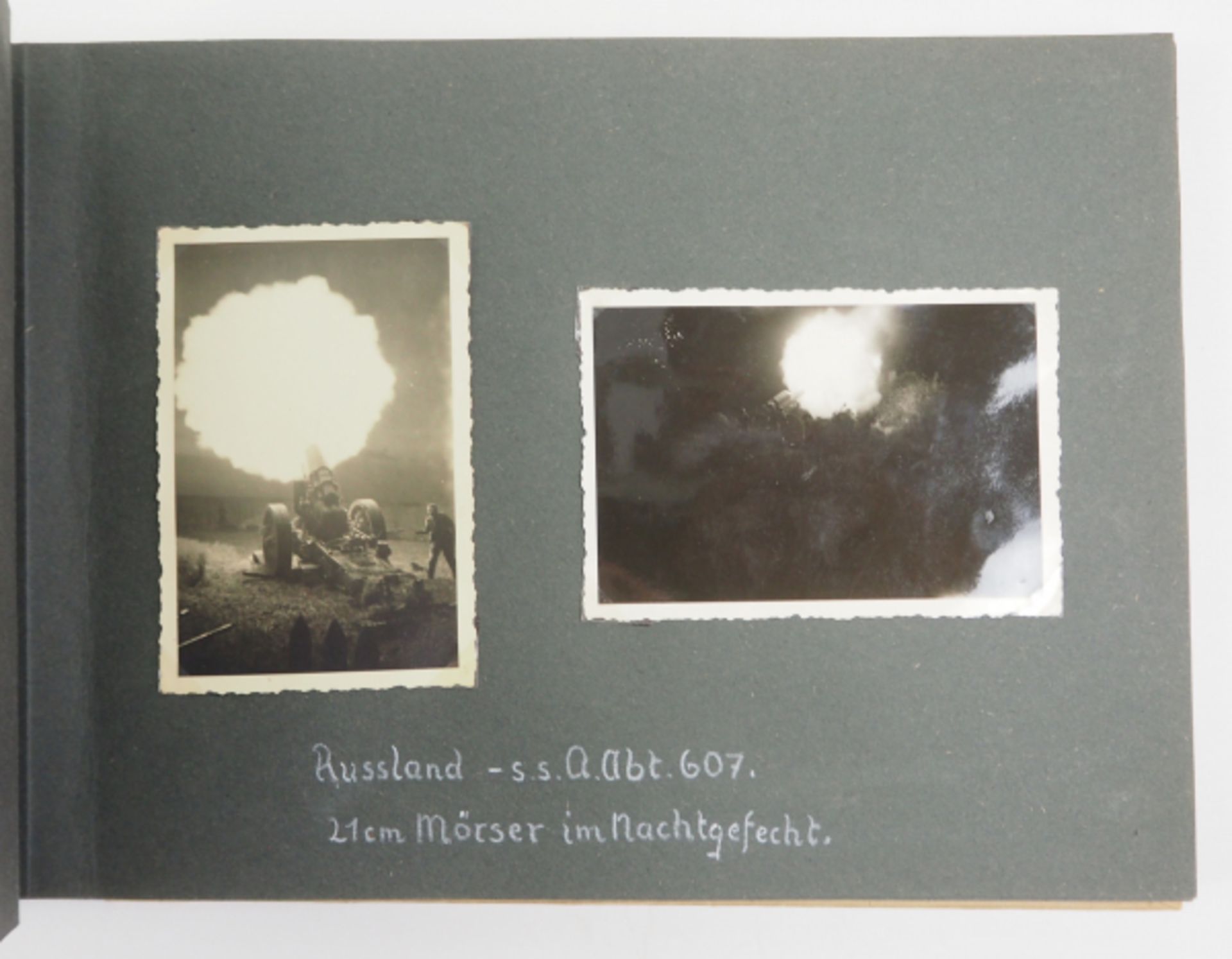 Wehrmacht: Fotoalbum eines Angehörigen der s.s.Artillerie-Abteilung 607.Kartonageeinband, 74 - Image 8 of 8