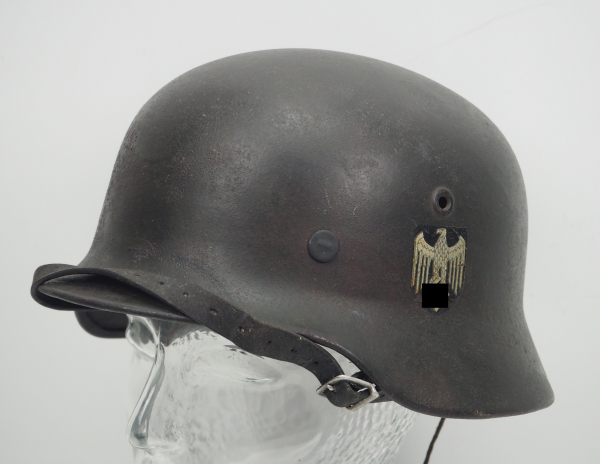 Wehrmacht: Stahlhelm M40.Die Glocke gedunkelt, der Adler (zu ca. 85% erhalten), mit gedunkeltem